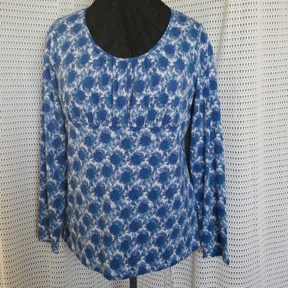 Long sleeve shirt.